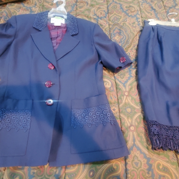 SUIT- Jacket and skirts-two pieces by Oleg Cassini! - Picture 5 of 7